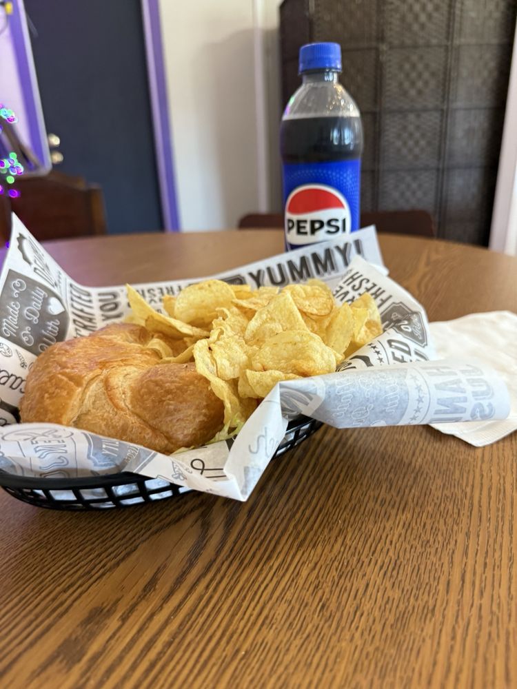 Maveen's Small Town Cravings Logo