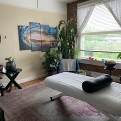 Angels Intuitive Touch - Enjoy natural light View of the mountains from my comfortable and relaxing studio on the 2nd floor