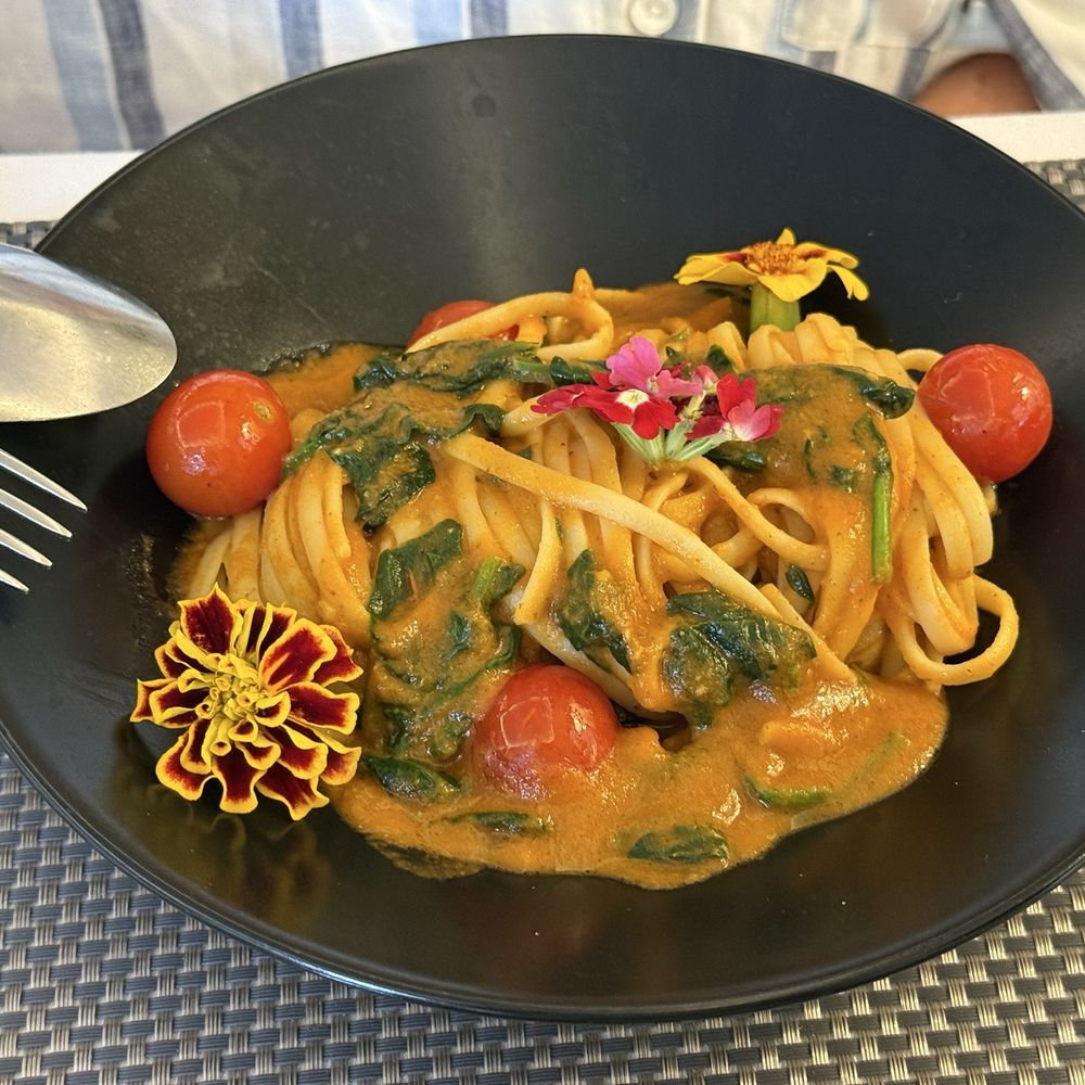 Lawrence's Hotel - Vegan pasta dish with tomatoes and spinach - Hotels Near Me - Sintra, 11 Lawrence's Hotel - Vegan pasta dish with tomatoes and spinach - Hotels Near Me - Sintra, 11
