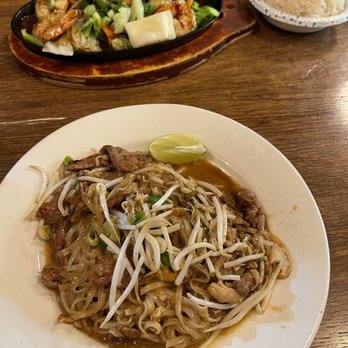 Zaap Zaap Thai - a plate of noodles and meat - Thai Near Me - Lockport, Illinois