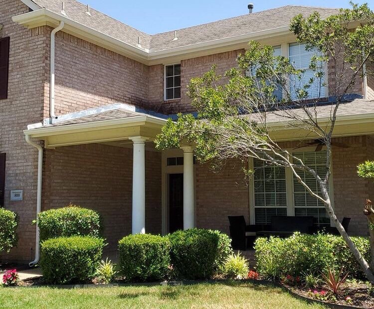 Slide of Black Diamond Seamless Gutter