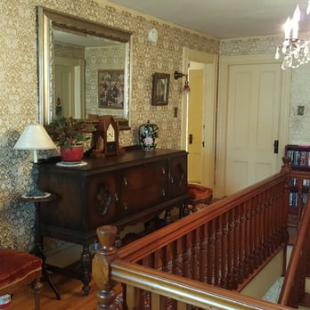 Holidae House Bed & Breakfast - Top floor hall to bedrooms. - Bed & Breakfast Near Me - Bethel, Maine
