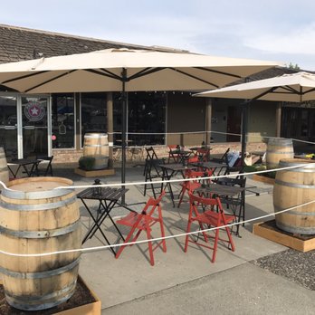 Yakima Newsroom - tables and chairs with umbrellas - Coffee & Tea Near Me - Yakima, Washington