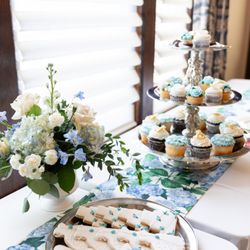 Deerfields Bakery - Buffalo Grove - Cookies and cupcakes