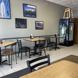 Stromboli's NY Pizzeria - Inside seating