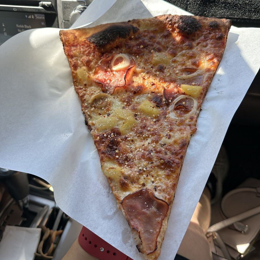 HAWAIIAN PIZZA with onions! It was the pizza of the day! So yummy HAWAIIAN PIZZA with onions! It was the pizza of the day! So yummy
