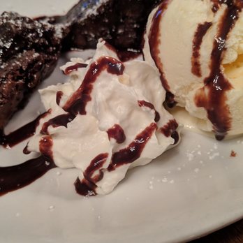 Gustav's - Chocolate brownie - Pubs Near Me - Vancouver, Washington