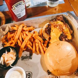 Ribs BBQ - Ribs hamburguer with sweet potato fries.