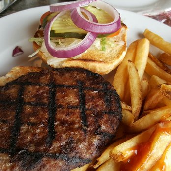 Chuck's Roadhouse - Burger $5 - Bars Near Me - Huntsville, Ontario