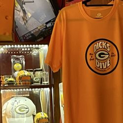 Dick's Dive - Memorabilia and obviously a Packer bar.