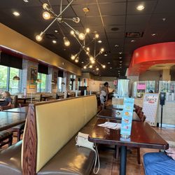 Newk's Eatery - Inside