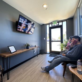 Smog Center Marin - Waiting room with three chairs and a tv - Smog Check Stations Near Me - San Rafael, California Smog Center Marin - Waiting room with three chairs and a tv - Smog Check Stations Near Me - San Rafael, California