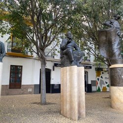 Patio de la Alameda - Courtyard statue