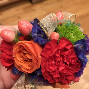 Kremp Florist - Crappy Corsage I received - Florists Near Me - Willow Grove, Pennsylvania Kremp Florist - Crappy Corsage I received - Florists Near Me - Willow Grove, Pennsylvania