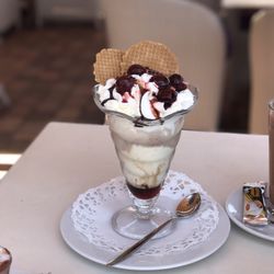 Maximilian's Restaurant - Selva Negra - Vanille u. Schoko-Eis, Sauerkirsche, Kirschlikör, Sahne u. Erdbeere u. Schokososse
