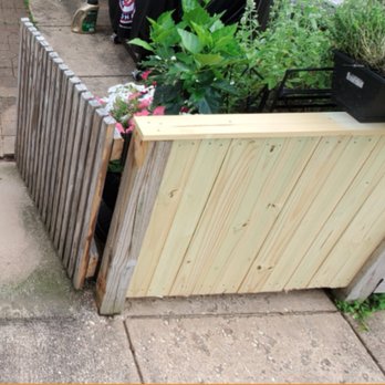 ES Deck Construction - Fence repaired with new hinges for the gate. - Decks & Railing Near Me - Woodbridge , Virginia