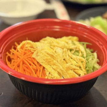 Yi Mei - Cold noodles before stirring in the sauces - Taiwanese Near Me - Monrovia, California Yi Mei - Cold noodles before stirring in the sauces - Taiwanese Near Me - Monrovia, California