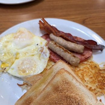 Denny's - American Near Me - Santa Paula, California