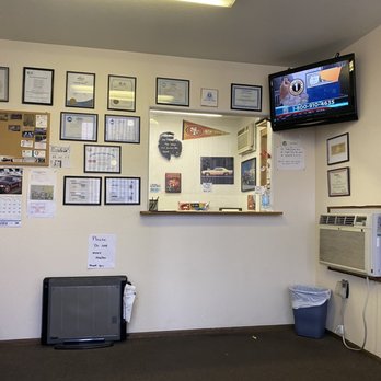 The Smog Connection - Waiting area & counter to check-in & pay - Smog Check Stations Near Me - Vacaville, California