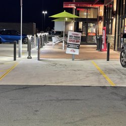 Sheetz - Outside seating area