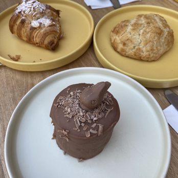 Garabatos - Almond croissant, butter scone, chocolate bunny cake - Cafeteria Near Me - México, D.F., DIF Garabatos - Almond croissant, butter scone, chocolate bunny cake - Cafeteria Near Me - México, D.F., DIF