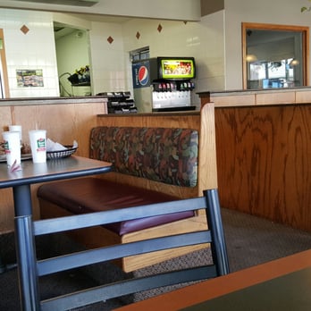 Round Table Pizza - Dirty booths - Pizza Near Me - Elk Grove, California Round Table Pizza - Dirty booths - Pizza Near Me - Elk Grove, California