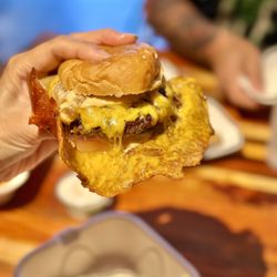 Pit Stop Hawaii Food Truck - Big Island Cheese Burger