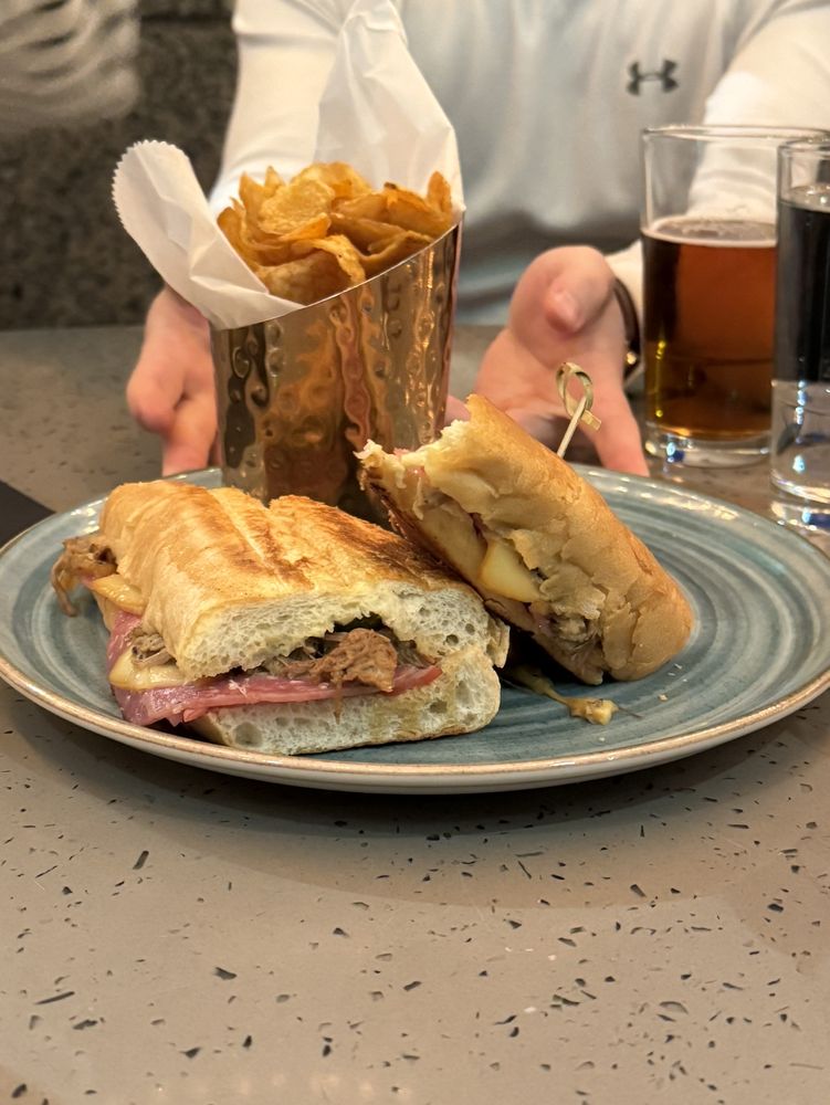 TOP SHELF SPORTS LOUNGE 17 Photos & 10 Reviews 401 E Jackson St, Tampa, Florida Sports