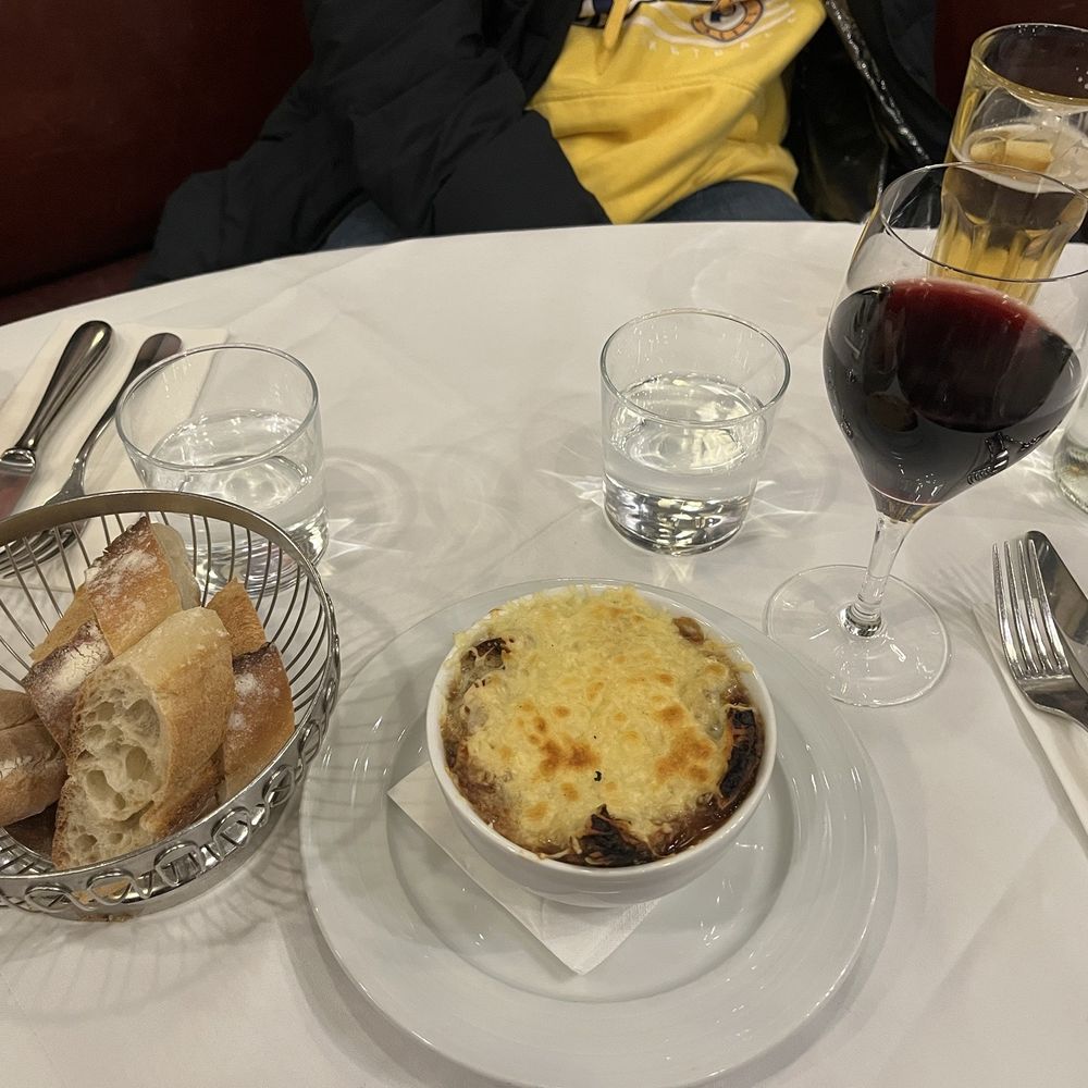 Café des Officiers - French onion soup - Bars Near Me - Paris, 75 Café des Officiers - French onion soup - Bars Near Me - Paris, 75