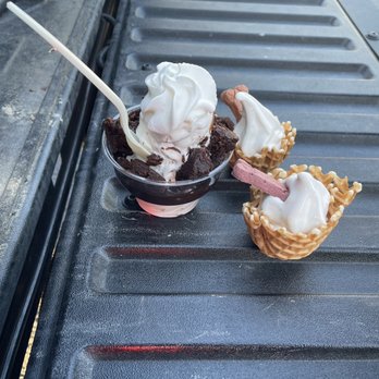 Frosty Boy - Grand Rapids - Hot Fudge Brownie sundae and dog sundaes - Ice Cream & Frozen Yogurt Near Me - Grand Rapids, Michigan
