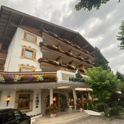 Hotel Salzburgerhof - Hotel entrance