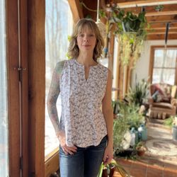 Nabos - Elevate your everyday denim with this gorgeous, easy-to-wear cocktail-themed V-neck top. Fresh arrivals are here at Nabos!