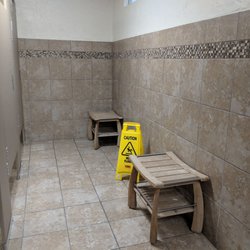 Fayetteville RV Resort - Waiting area with benches to place your things outside the shower