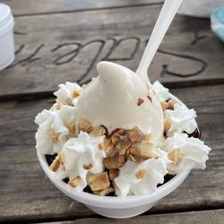 Salem Dairy Bar - Hot fudge sundae