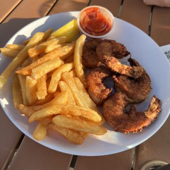 Montauket Hotel - Fried shrimp platter - Hotels Near Me - Montauk, New York Montauket Hotel - Fried shrimp platter - Hotels Near Me - Montauk, New York