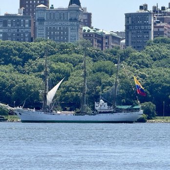 Hudson River Waterfront Walkway - Ecuador - Walking Tours Near Me - Edgewater, New Jersey