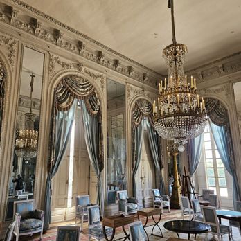 Le Grand Trianon - Castles Near Me - Versailles, 78