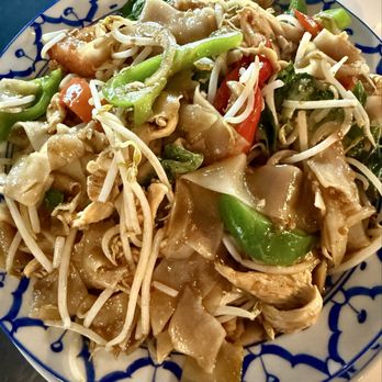 Tuk Tuk's of Riverton - Drunken Noodles (swapped mushrooms for bean sprouts) - Asian Fusion Near Me - Riverton, Utah