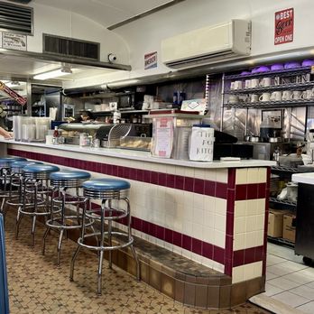 Mineola Diner - Counter seating - Diners Near Me - Mineola, New York