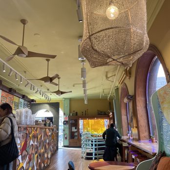 Life Alive Organic Cafe Central Square - Decor - Vegetarian Near Me - Cambridge, Massachusetts