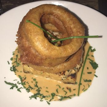 Tanner Smiths - Mac and cheese with Onion rings - Cocktail Bars Near Me - New York, New York Tanner Smiths - Mac and cheese with Onion rings - Cocktail Bars Near Me - New York, New York