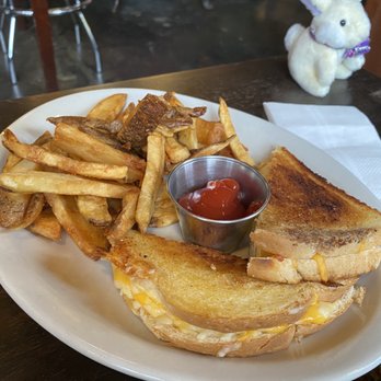 Rose City Book Pub - Grilled Cheese - Bars Near Me - Portland, Oregon