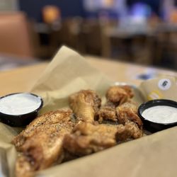 Buffalo Wild Wings - Traditional Wings 6 w Lemon Pepper rub