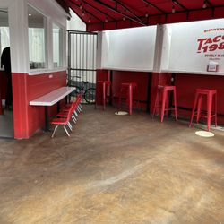 Tacos 1986 - Outside seating