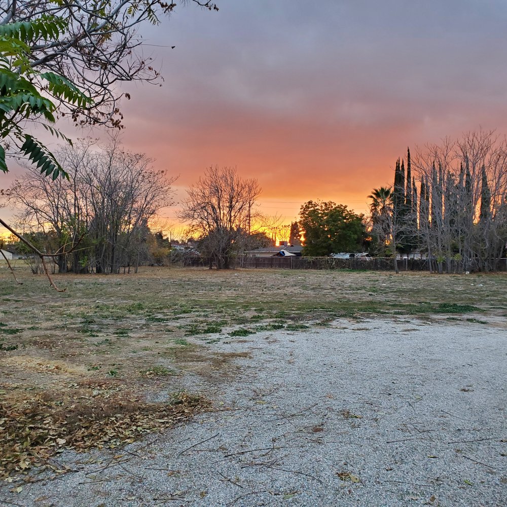 Braswell's Yucaipa Leisure Manor - Sideyard of Braswell, sunset - Retirement Homes Near Me - Yucaipa, California