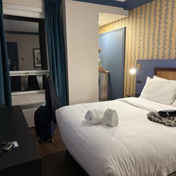 Hotel Victoria - Bed - Hotels Near Me - Toronto, Ontario Hotel Victoria - Bed - Hotels Near Me - Toronto, Ontario