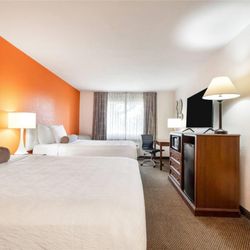 Howard Johnson Hotel & Suites by Wyndham Oacoma - Guest room