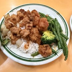 China Flag Buffet - Variety of chicken and white rice with green beans