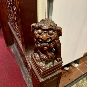 Golden Dragon Restaurant - This lil guy saying goodbye as I was leaving. - Dim Sum Near Me - Los Angeles, California Golden Dragon Restaurant - This lil guy saying goodbye as I was leaving. - Dim Sum Near Me - Los Angeles, California
