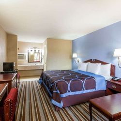 Super 8 by Wyndham Mt. Pleasant TX - 1 Queen Bed Room